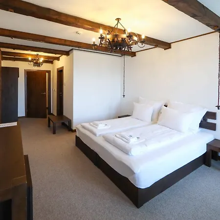 Hotel Leshten *