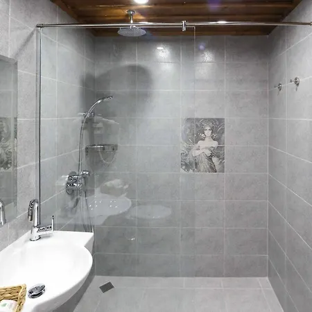 Hotel Leshten *